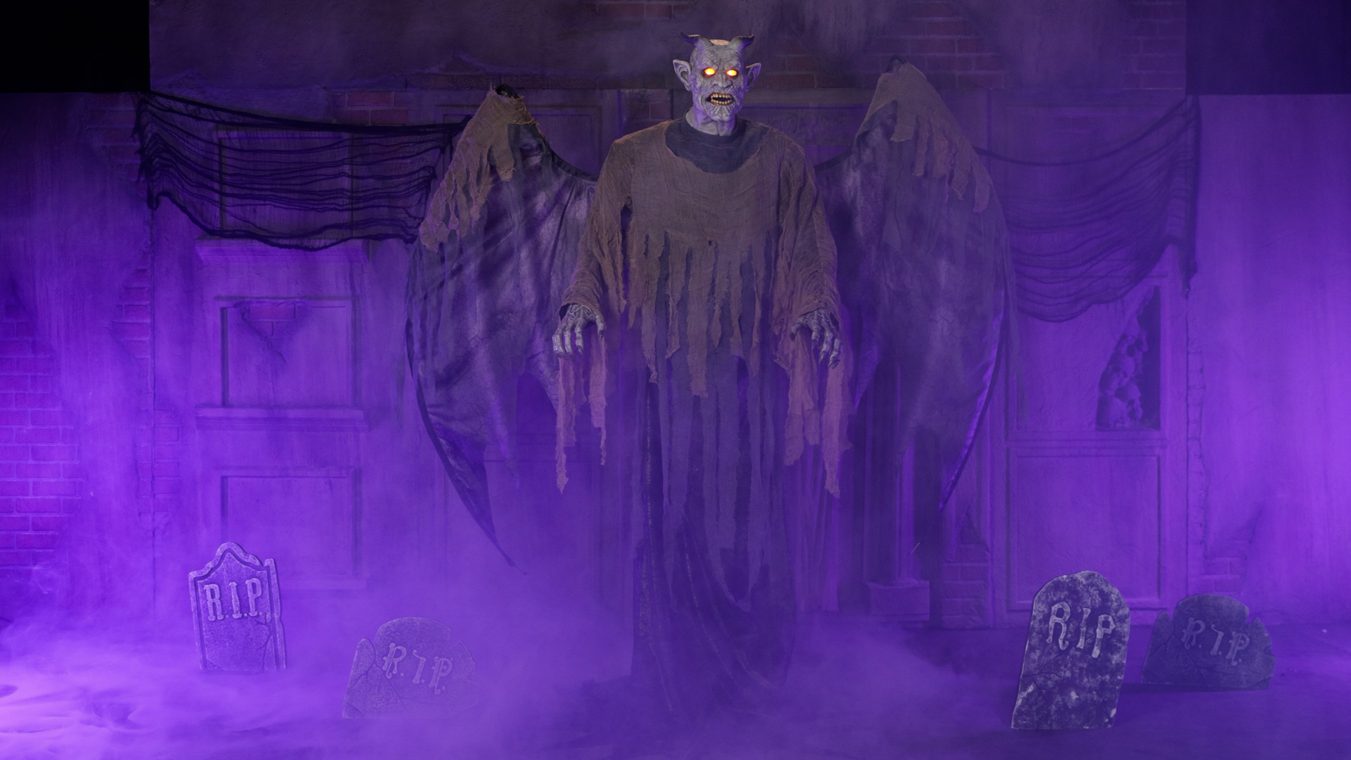 FUN99982 Craggoth the Demon Gargoyle Animatronic Decoration